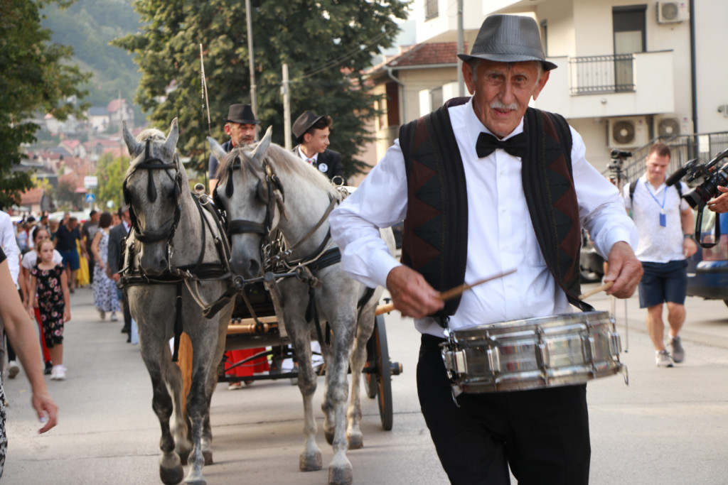 OVO SU NAJBIZARNIJI SRPSKI OBIČAJI Znate li šta su "strndžanje" ili "snohačenje", od nekih će vam biti muka, a u nekim krajevima Srbije se i dalje poštuju