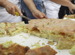 DŽINOVSKA KOMPLET LEPINJA Užički pekari napravili čuveni srpski specijalitet za Ginisa, sve se pojelo brzinom svetlosti (FOTO)