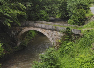 PRIZOR IZ BAJKE U PODNOŽIJU SRPSKE PLANINE Lučni kameni most na reci Moravici izgrađen pre više od šest vekova, hrabro odoleva zubu vremena (FOTO)