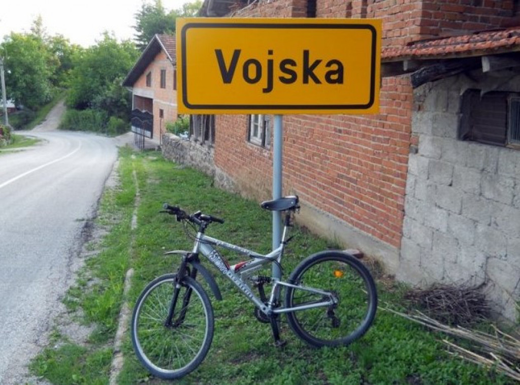 SELO POSTOJALO PRE KOSOVSKOG BOJA Neverovatno ime duguje uspomenama na vojske koje su često tu boravile i prolazile