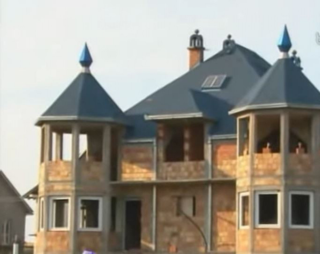 VILA DO VILE, A NIKOGA U NJIMA Gastarbajtersko selo u Srbiji slika raskoši, ali i pustoši