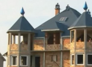 VILA DO VILE, A NIKOGA U NJIMA Gastarbajtersko selo u Srbiji slika raskoši, ali i pustoši