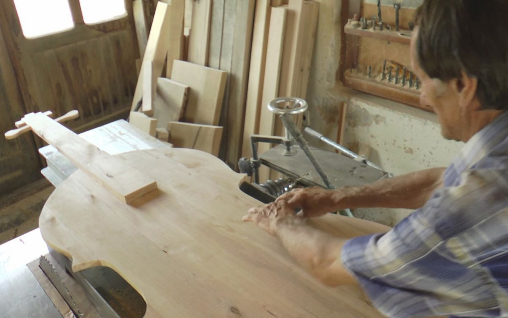 OVAJ MAJSTOR JE IZDELJAO DELO ZA GINISA Veštim rukama do violine od dva metra i simbola Pranjana (FOTO/VIDEO)