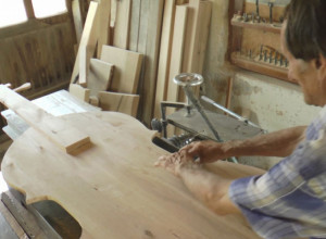 OVAJ MAJSTOR JE IZDELJAO DELO ZA GINISA Veštim rukama do violine od dva metra i simbola Pranjana (FOTO/VIDEO)