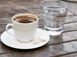 ŠOKIRAĆE VAS SAZNANJE, SVI PRAVIMO OGROMNU GREŠKU Da li znate zašto se uz kafu uvek služi voda? Ne, nije za piće