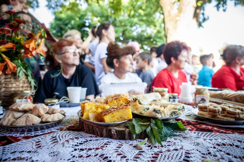 LOKALNE ĐAKONIJE I NASLEĐE SRBIJE Gosti iznenađenja festivala Srpska trpeza su glumci jedne naše poznate serije (FOTO/VIDEO)