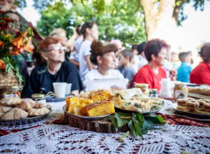 LOKALNE ĐAKONIJE I NASLEĐE SRBIJE Gosti iznenađenja festivala Srpska trpeza su glumci jedne naše poznate serije (FOTO/VIDEO)