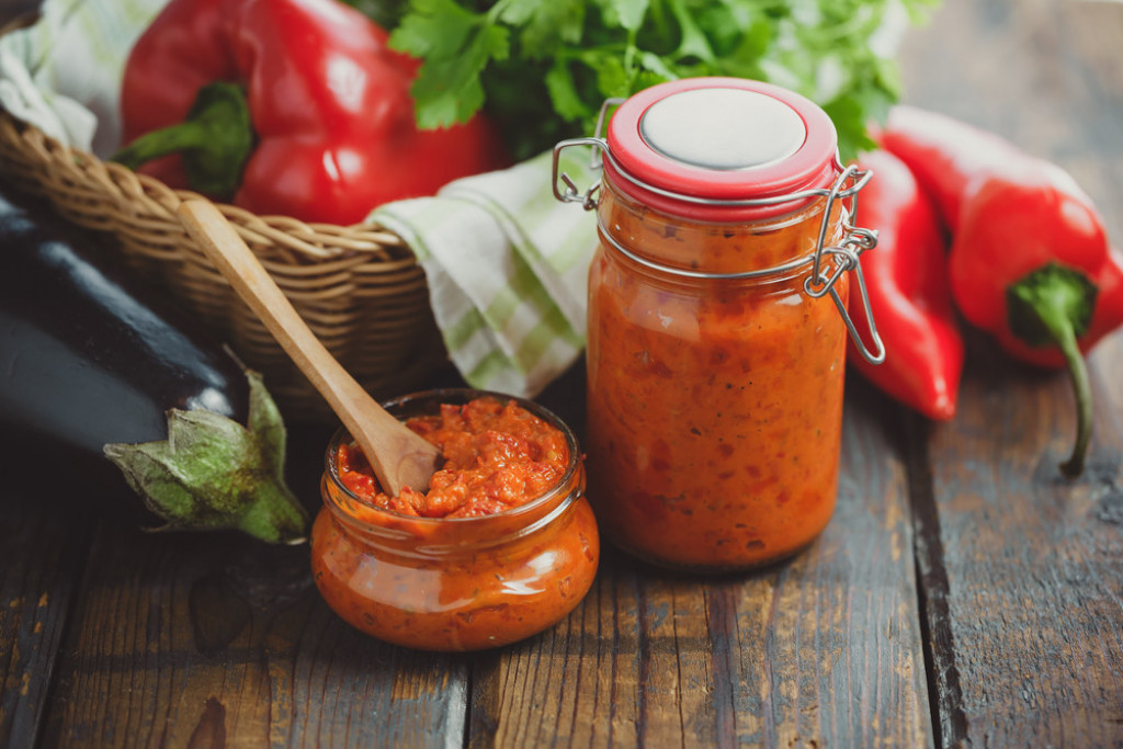 ZABORAVITE NA SVE DRUGE RECEPTE Ako još uvek niste napravili ajvar, odmah olovku u ruke, na ovaj način ćete ga spremiti za 20 minuta