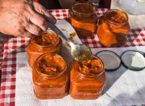 AJVAR-KAVIJAR ZA SIROMAŠNE BBC opisao srpsku opsesiju ajvarom