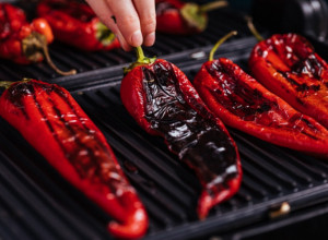 KAVIJAR NA SRPSKI NAČIN Za dovitljive, ajvar, može se koristiti kao zamena za kečap (FOTO/VIDEO)