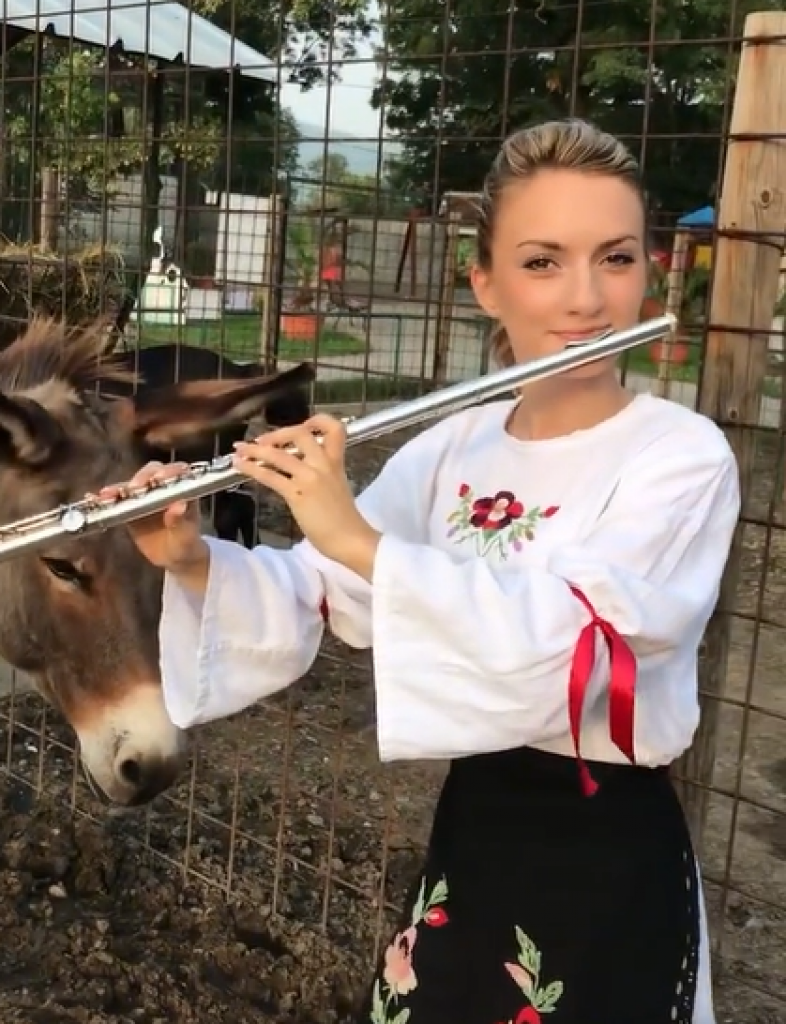 SOFISTICIRANA VERZIJA "VASKO ŽABATA" Tijana iz Trstenika u narodnoj nošnji odsvirala je taktove ove čuvene pesme (FOTO/VIDEO)