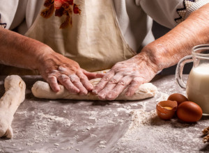 25 TAJNI KOJE SE PRENOSE SA KOLENA NA KOLENO Ako su vas bake i mame učile da kuvate, onda sigurno znate neke od ovih trikova u kuhinji