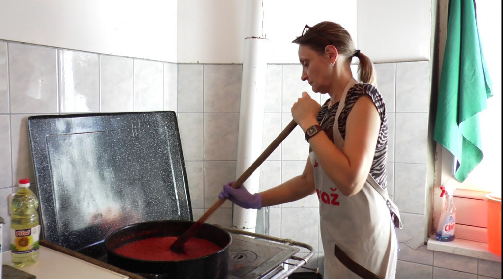 PRAVI SE I OD "SLONOVOG UVETA" Oljuštile se paprike i zamirisao srpski kavijar iz skoro svakog dvorišta (FOTO)