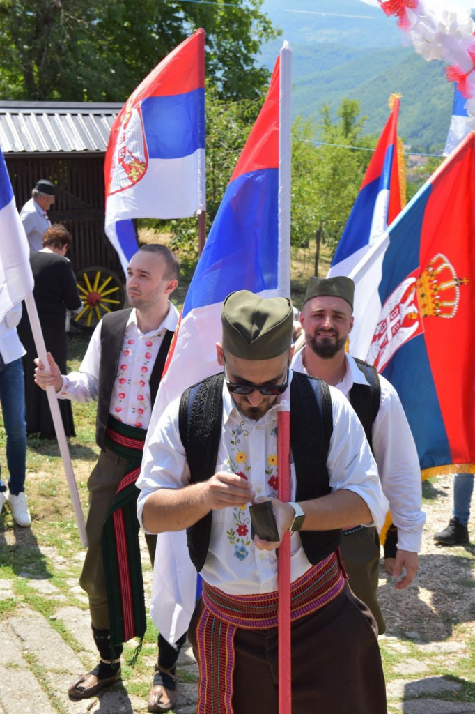 MLADA U SUZAMA RADOSNICAMA DOČEKALA SVATOVE Čak pet barjaktara u narodnim nošnjama došlo je po Jovanu (FOTO/VIDEO)