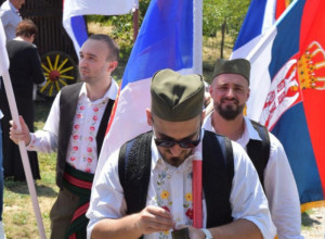 MLADA U SUZAMA RADOSNICAMA DOČEKALA SVATOVE Čak pet barjaktara u narodnim nošnjama došlo je po Jovanu (FOTO/VIDEO)