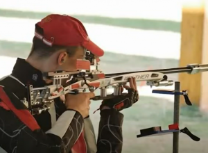 VRHUNSKI SPORTISTA KOJI SE NE BOJI DA POTEGNE Osim što pogađa pravo u metu, OSVAJA I SRCA (FOTO/VIDEO)