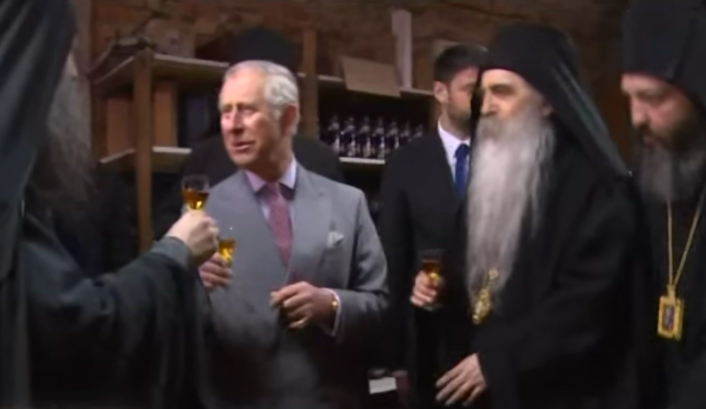 PRINC ČARLS PROBAO KOVILJSKU RAKIJU Bio je na jednom kratkom posluženju u manastiru i nakon toga primio štićenike (FOTO/VIDEO)