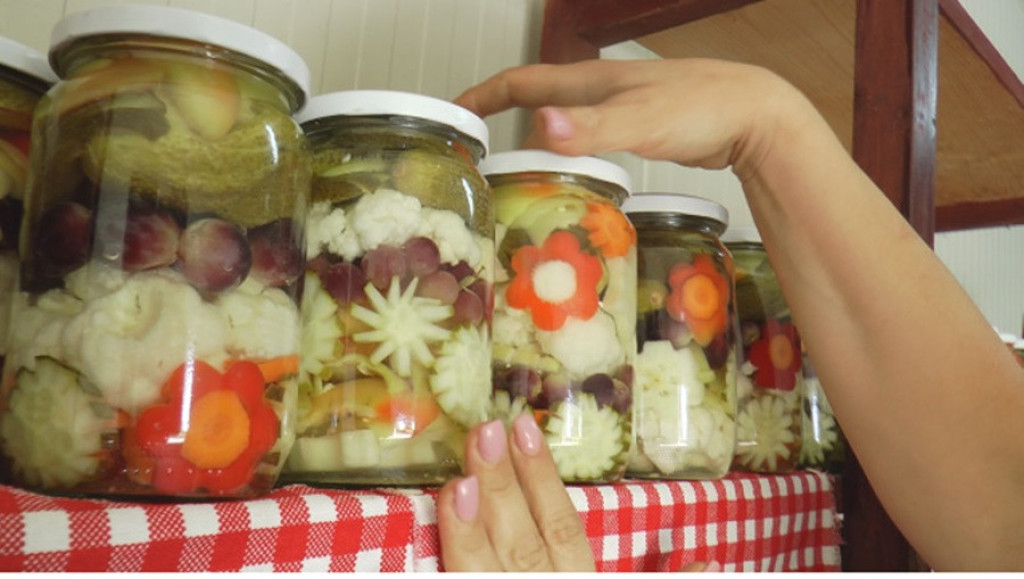 NAJKREATIVNIJA ZIMNICA U SRBIJI Da li ste nekada voće i povrće stavljali u istu teglu? (FOTO/VIDEO)