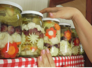 NAJKREATIVNIJA ZIMNICA U SRBIJI Da li ste nekada voće i povrće stavljali u istu teglu? (FOTO/VIDEO)
