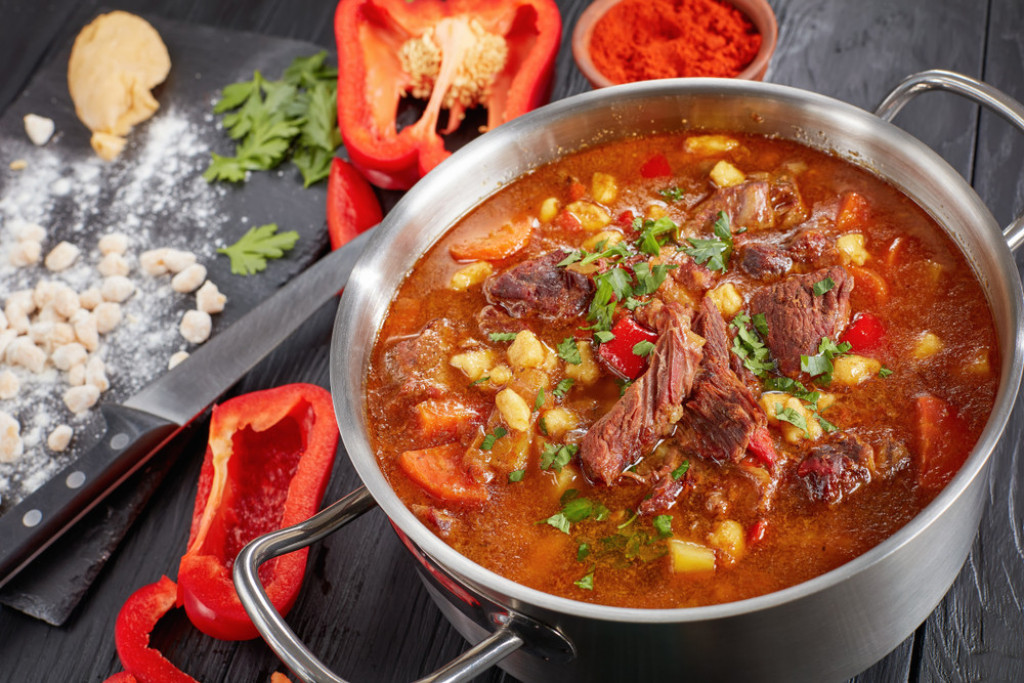 LOVAČKI PAPRIKAŠ NA DRUGAČIJI NAČIN Tradicionalno jelo u Vojvodini s kojim nema greške (RECEPT)