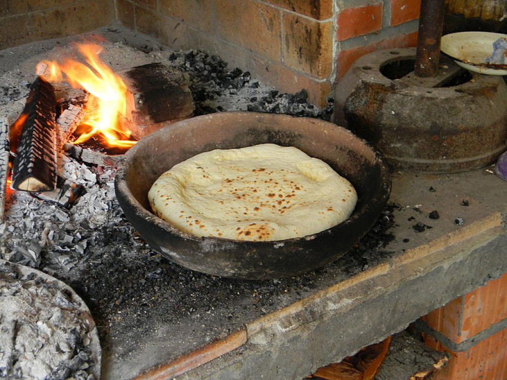 JEDNA OD NAJSTARIJIH TEHNIKA PEČENJA HLEBA Pogača je, kažu, najbolja kad može da se savije oko ruke (FOTO/VIDEO)
