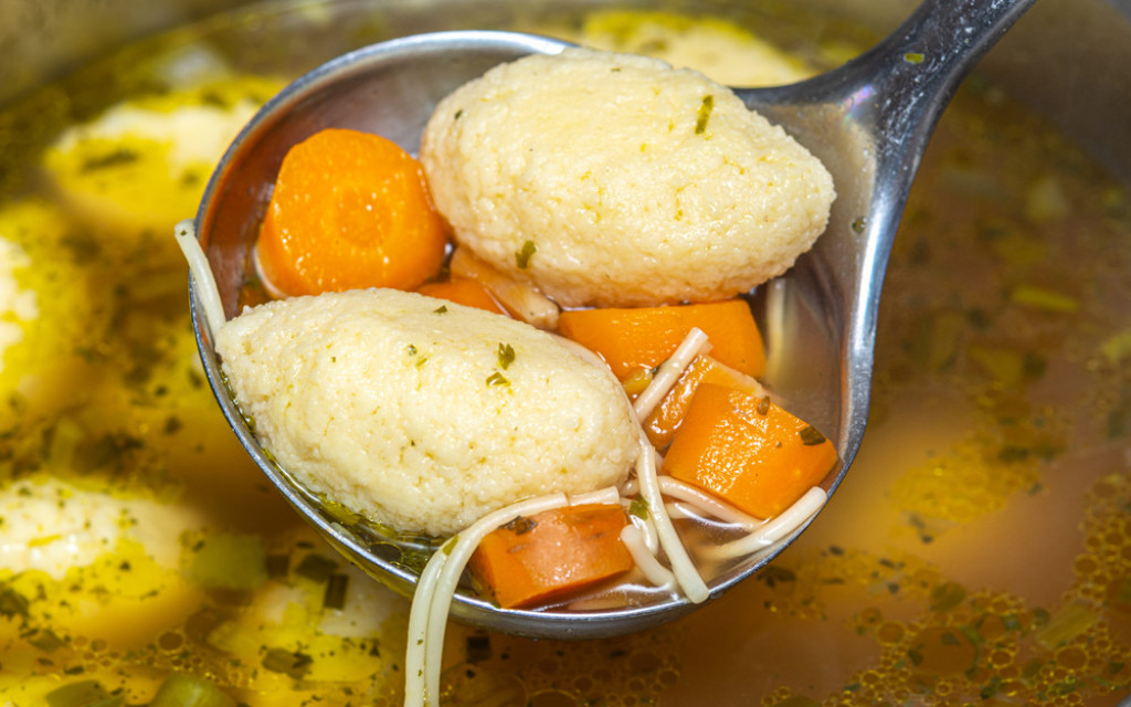 BAŠ KAO KAD BAKA SPREMI Recept za supu sa knedlama koju voli svako dete u Srbiji