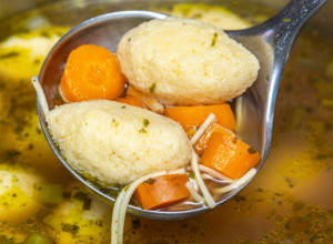 BAŠ KAO KAD BAKA SPREMI Recept za supu sa knedlama koju voli svako dete u Srbiji