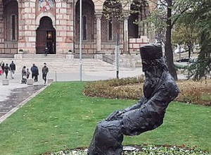 SPOMENIK VELIKANU NAŠEG VREMENA Izazvao je polemike oko orijentacije i izgleda same skulpture (FOTO/VIDEO)