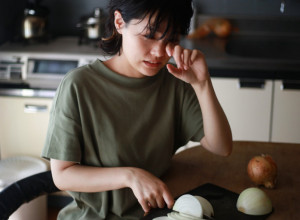 NEMOJTE BACATI LJUSKU OD CRNOG LUKA Ako je dodate u obrok, ojačaćete svoj imunitet, EVO KAKO (FOTO/VIDEO)