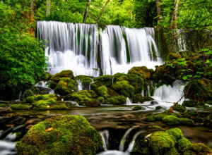 KOLIKO DANA U GODINI TOLIKA I REKA Prema verovanju svako ko prepešači ceo njen tok i baci novčić živeće srećno.
