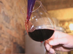 ZAŠTO SE CRNO VINO KORISTI NA SLAVAMA? Postoji ozbiljna simbolika i velika uloga u hrišćanstvu