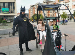 HUMANO SRCE U OBLIKU BETMENA Neobični Betmobil na ulicama Čačka prevozi mališane (FOTO/VIDEO)