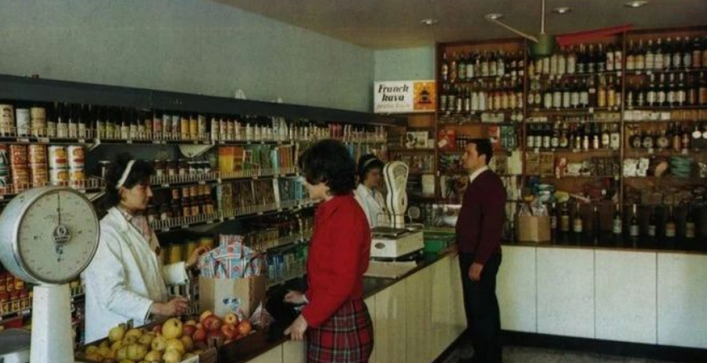 O JEDNOJ FOTOGRAFIJI IZ JUGOSLAVIJE SVI PRIČAJU Ovaku su se nekada oblačile naše mame i bake, a jedan detalj je posebno zanimljiv (FOTO)