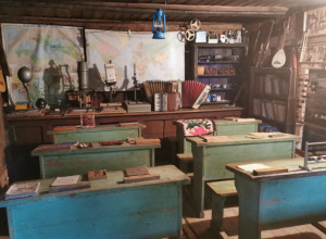 NEMCI PRONAŠLI KOMUNISTIČKE KNJIGE I OBESILI DVA ČOVEKA Prva škola u selu Zlakusa odoleva zubu vremena i čuva tajne Drugog svetskog rata (FOTO)