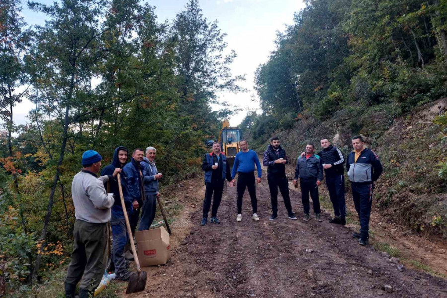 MEŠTANI PRIJEPOLJSKOG SELA SAMI SKUPILI 9.000 EVRA i ASFALTIRALI ŠEST KILOMETARA PUTA Radimo put od miline, sve od para od maline