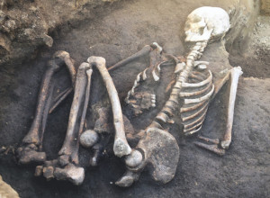 ISKOPAN SKELET ŽENE DŽINOVSKOG RASTA Veliko otkriće srpskih arheologa na groblju manastira zbunilo naučnike (FOTO/VIDEO)
