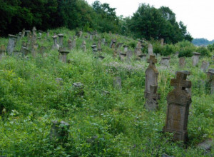 NAJBIZARNIJI OBIČAJI ZA SAHRANE: Zašto majka igra kolo na GROBU svog sina i kako se na svakih 7 godina pokojnik okreće?