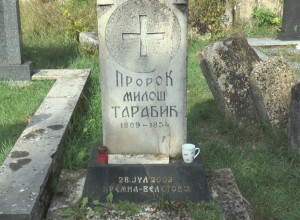 POJAVILE SU MI SE U SNU I REKLE KAD ĆU SE PRESELITI NA ONAJ SVET Obrad iz sela Kremna tvrdi da zna datum svoje smrti, na spomeniku pored žene Zorke već je uklesao godinu