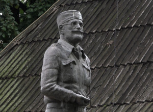 OVO JE JEDINO MESTO GDE SE I DAN DANAS PARTIZANI I ČETNICI GLEDAJU OČI U OČI : Centar Ivanjice krase spomenici posvećeni đeneralu Draži sa jedne i Titovim vojnicima sa druge strane (FOTO)