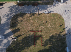 KLUPE U OBLIKU OTVORENIH KNJIGA Park ćirilice se nalazi u samom centru Bajine Bašte koji čuva tradiciju čuvene prepisivačke škole