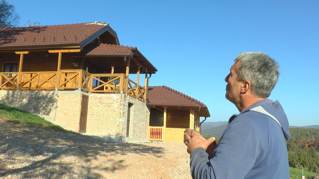 POKLONIO PLACEVE NA ODLIČNOJ LOKACIJI, A RAZLOG JE DIVAN Dejan iz sela Borač stavio oglas na fesjbuk i 25 parcela planulo za samo 15 dana (FOTO)