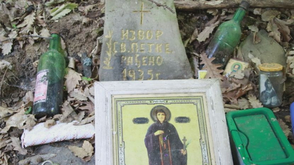 POSLE MOLITVE OČITANE NA IZVORU SVETE PETKE DOBILI SU DETE Dva izvora lekovite vode u okolini Topole posvećena ovoj velikoj svetiteljki, na njih godinama dolazi veliki broj vernika
