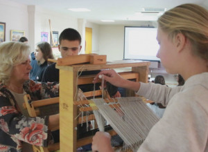 BILE SU NEUKE ŽENE, ALI PRAVE UMETNICE Pre trube slavu Dragačeva po svetu prenosile su tkalje, ovaj stari zanat i srpsko narodno stvaralaštvo se i danas čuvaju od zaborava