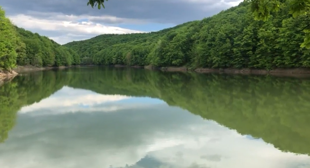 JEZERO ZA KOJE MALO KO ZNA Na manje od 100 kilometara od Beograda krije se pravi mali raj sakriven podno Bukulje