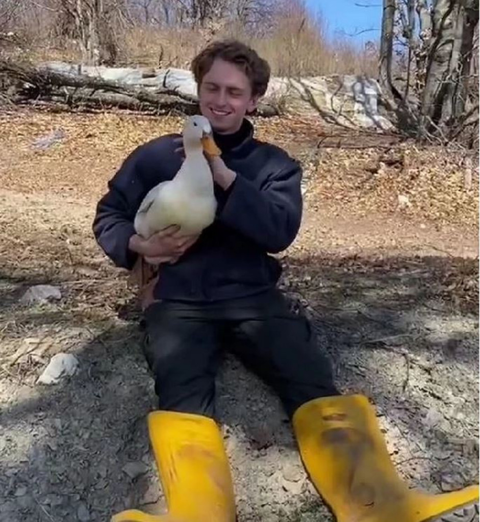 SRPKINJA OSULA PALJBU PO LJUDIMA KOJI ŽIVE NA SELU: Ruski tiktoker koji živi u Srbiji joj odgovorio na jedini mogući način