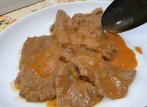 NEDELJNI RUČAK Najbolji recept juneće šnicle u saftu mekane kao puter