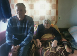 NIJE MOGAO NI DA SANJA DA ĆE IMATI VODU U KUĆI Dejan sam brine o teško bolesnoj majci u nehumanim uslovima, pomogli im dobri ljudi a na proleće će imati i novu kuću (FOTO)