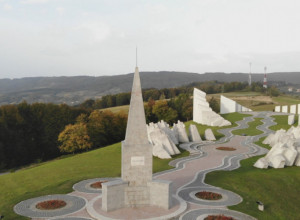 SPOMEN-PIRAMIDA SVEDOČI O KRVAVIM TAJNAMA RATA Da li je ovo dovoljan podsetnik na žrtvu koju su podneli branioci Kadinjače?