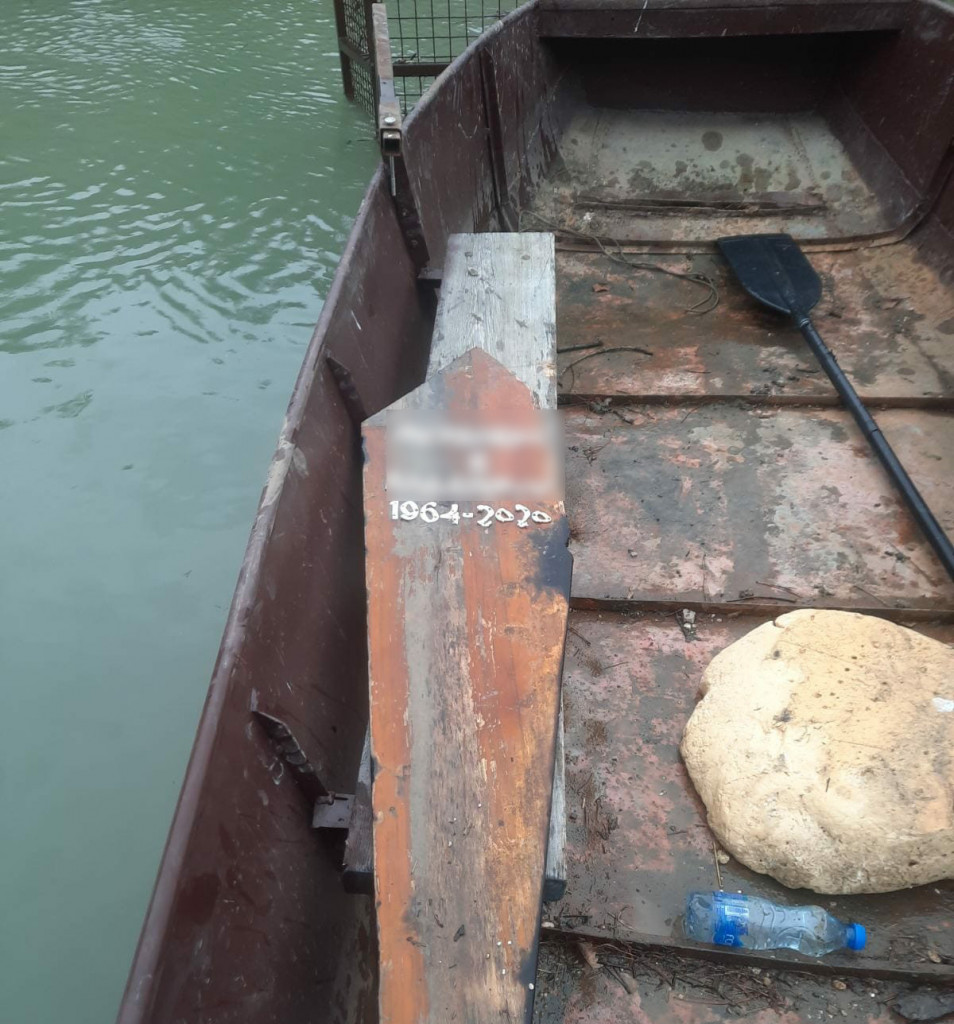 NA POVRŠINI REKE LIM ISPLIVAO NADGROBNI SPOMENIK Jasno se vidi ime, prezime i datum smrti, pokojnik je najverovatnije komunista iz Bijelog Polja (FOTO)