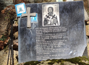 BOŽIJE ČUDO NA PADINAMA PLANINE ČEMERNO Osam vekova meštani i putnici namernici leče se vodom iz sela Odmenje, koristili je za vidanje rana u bolnici manastira Studenica (FOTO)